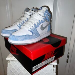 Jordan 1 Retro High
Hyper Royal Smoke Grey (GS)
